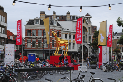 900351 Afbeelding van het Gouden Kalf op de Neude te Utrecht, ter gelegenheid van het 41ste Nederlands Filmfestival (24 ...